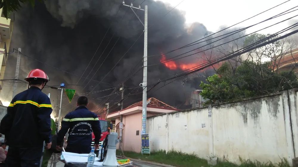5 giờ chống chọi đám cháy kinh hoàng tại nhà xưởng rộng 3.000m² ở Bình Chánh ảnh 13