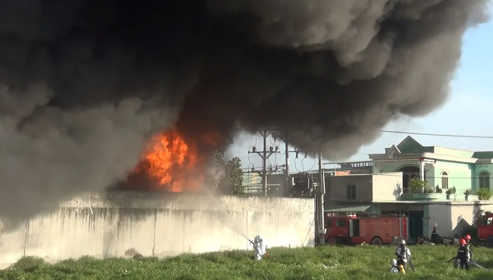 5 giờ chống chọi đám cháy kinh hoàng tại nhà xưởng rộng 3.000m² ở Bình Chánh ảnh 9