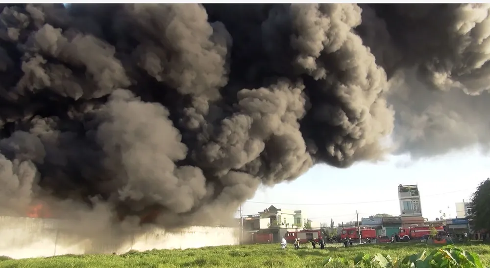 5 giờ chống chọi đám cháy kinh hoàng tại nhà xưởng rộng 3.000m² ở Bình Chánh ảnh 10