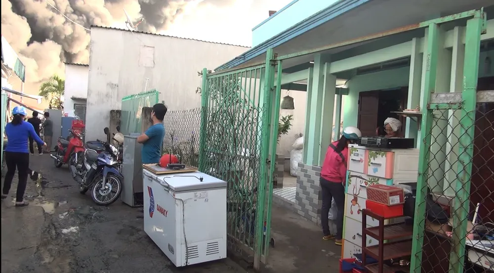 5 giờ chống chọi đám cháy kinh hoàng tại nhà xưởng rộng 3.000m² ở Bình Chánh ảnh 4