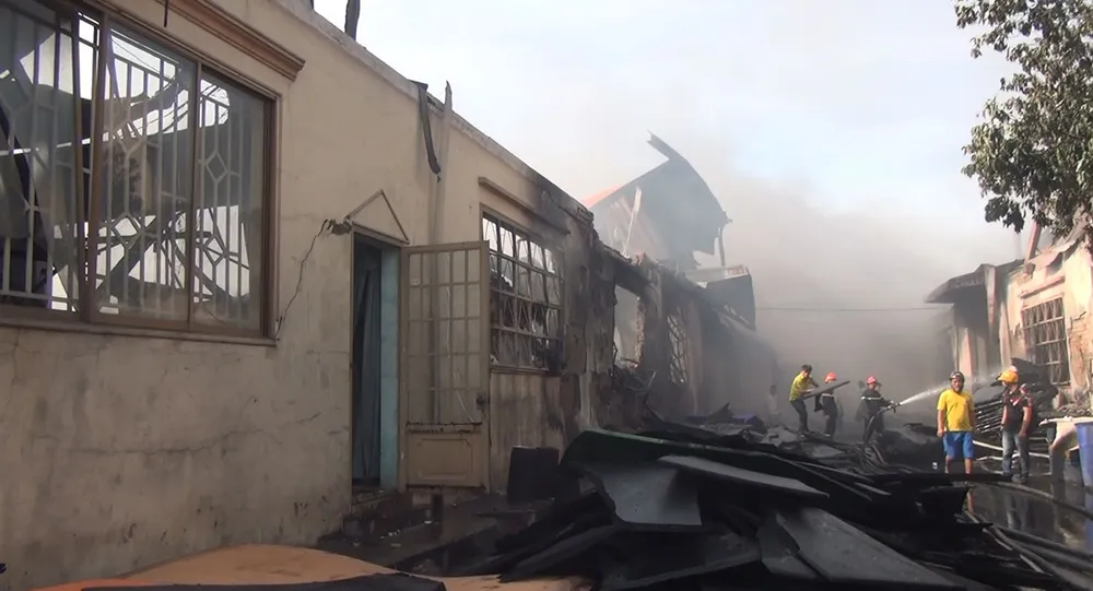 5 giờ chống chọi đám cháy kinh hoàng tại nhà xưởng rộng 3.000m² ở Bình Chánh ảnh 1