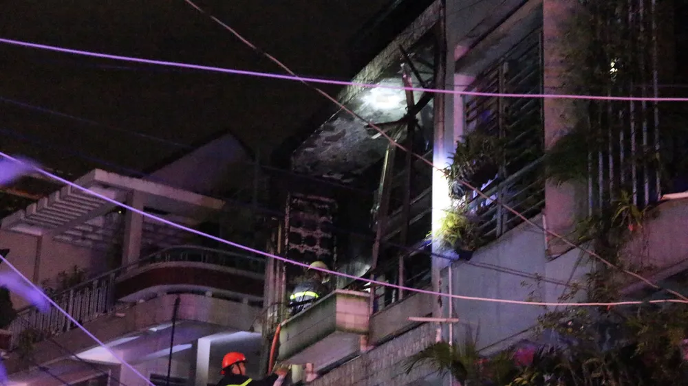 Cháy nhà trong hẻm lúc nửa đêm, 7 người trong nhà may mắn thoát nạn ảnh 1