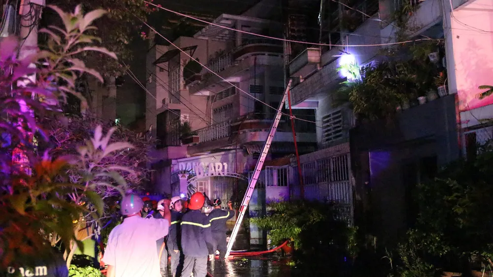 Lực lượng PCCC tiếp cận đám cháy ở tầng 1