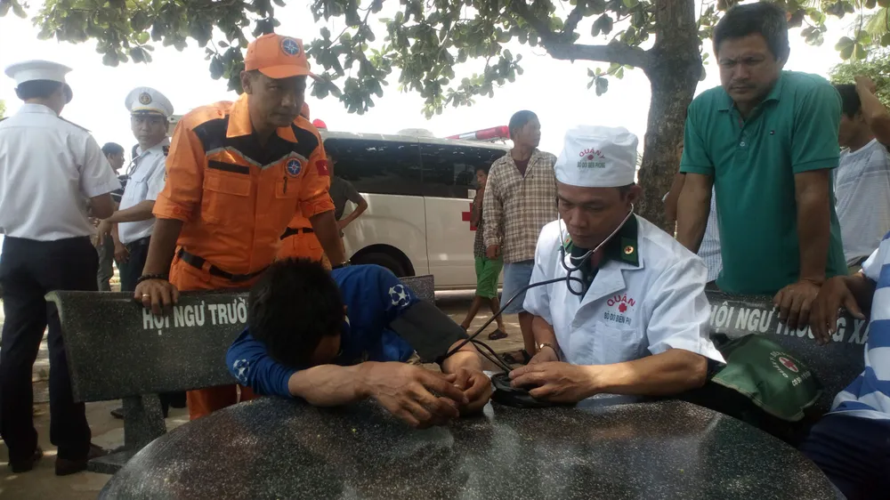 Chìm tàu giữa biển, 10 thuyền viên được cứu kịp thời ảnh 2