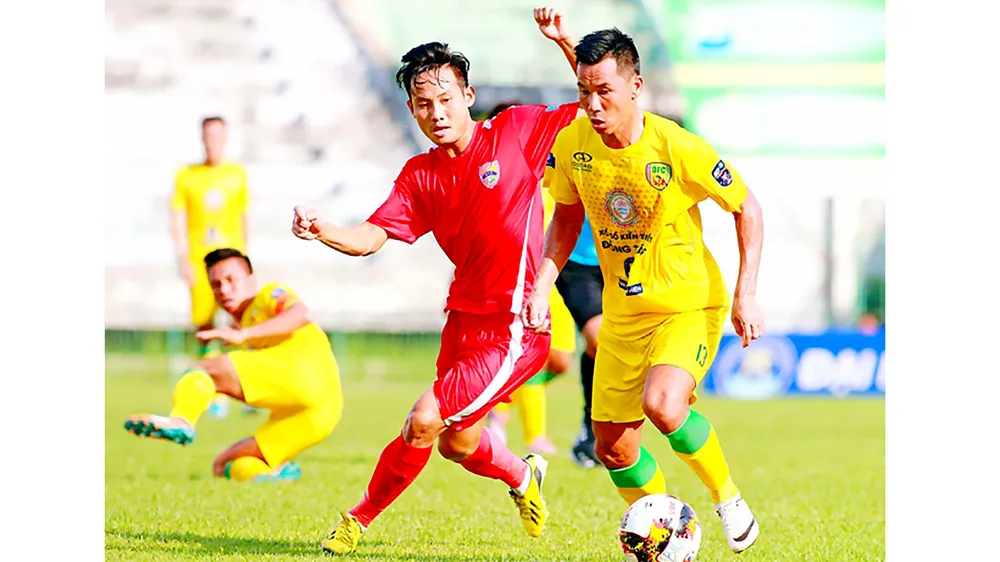 Nếu quyết tâm, Đồng Tháp (phải) vẫn đủ khả năng để trụ lại ở hạng Nhất. Ảnh: DƯƠNG THU