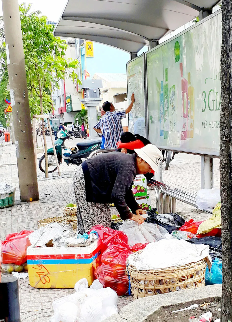 Trạm xe buýt thành chỗ bày hàng ảnh 1