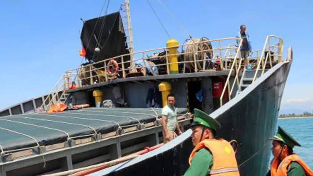 Tàu chở hơn 3.000 tấn hàng chìm, 24.000 lít dầu có nguy cơ tràn ra biển ảnh 2