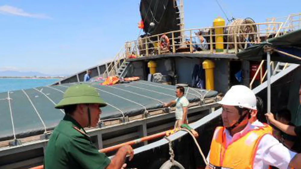 Tàu chở hơn 3.000 tấn hàng chìm, 24.000 lít dầu có nguy cơ tràn ra biển ảnh 1