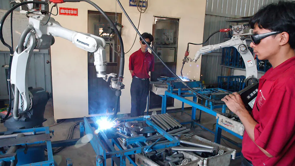 Sử dụng robot trong sản xuất tại Công ty Nhựa Chợ Lớn. Ảnh: CAO THĂNG