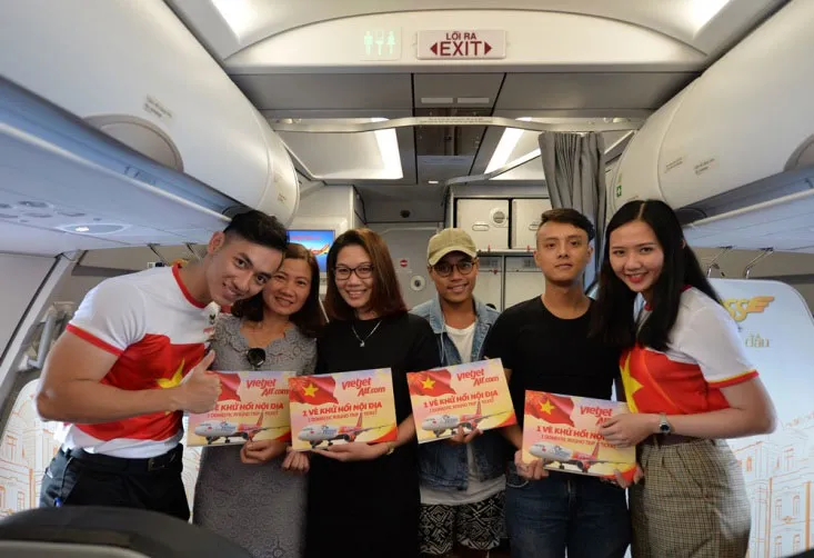 Mừng tết độc lập, khách Vietjet được nhận quà và cùng hát acapella ảnh 8