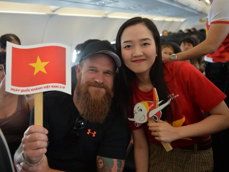 Mừng tết độc lập, khách Vietjet được nhận quà và cùng hát acapella ảnh 12