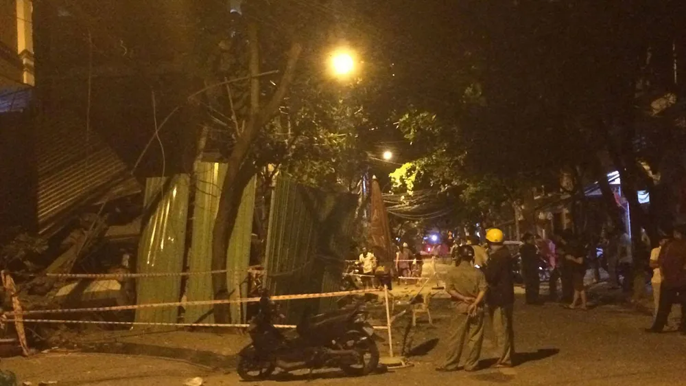 Nhiều người tháo chạy khỏi 2 ngôi nhà đổ sập tại TPHCM ảnh 1