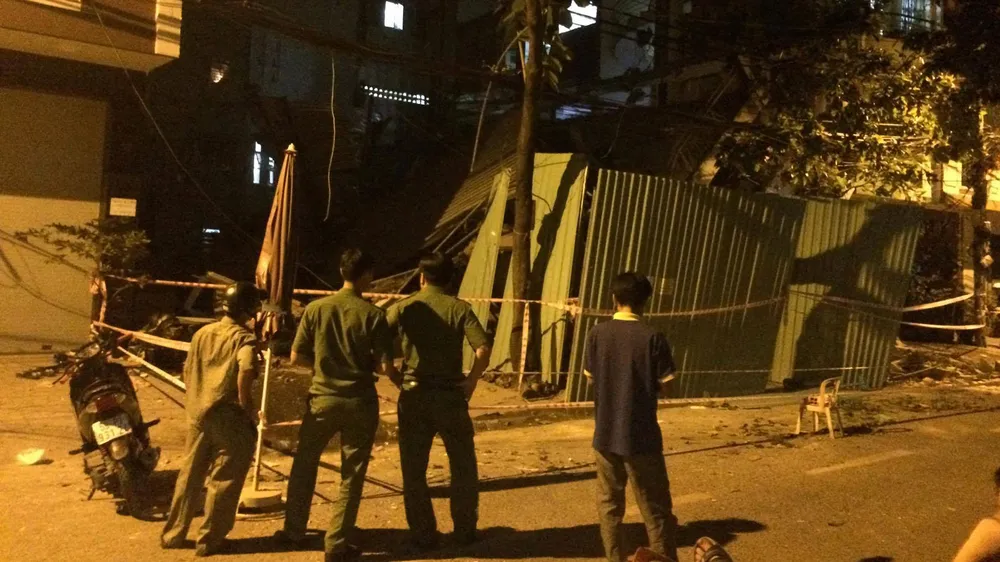 Nhiều người tháo chạy khỏi 2 ngôi nhà đổ sập tại TPHCM ảnh 2