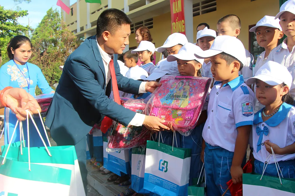 Fubon Life Việt Nam cùng trẻ em nghèo vượt khó ảnh 1