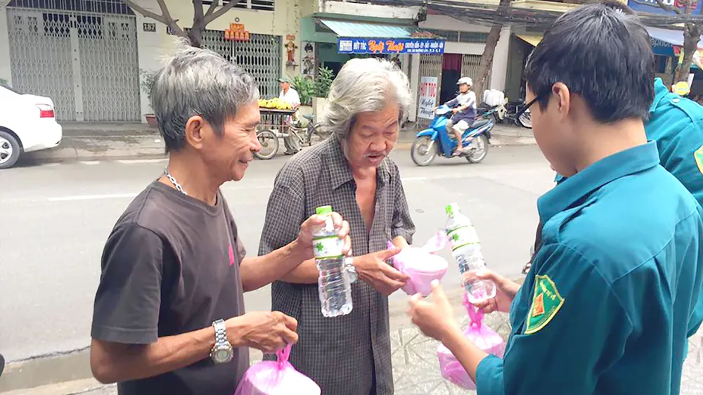 Chiến sĩ dân quân phường 3 trao suất ăn miễn phí cho người nghèo