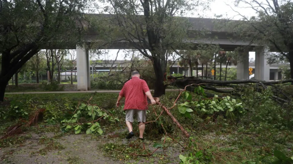 Bão Irma quét qua, các thành phố lớn bang Florida chìm trong nước biển ảnh 1