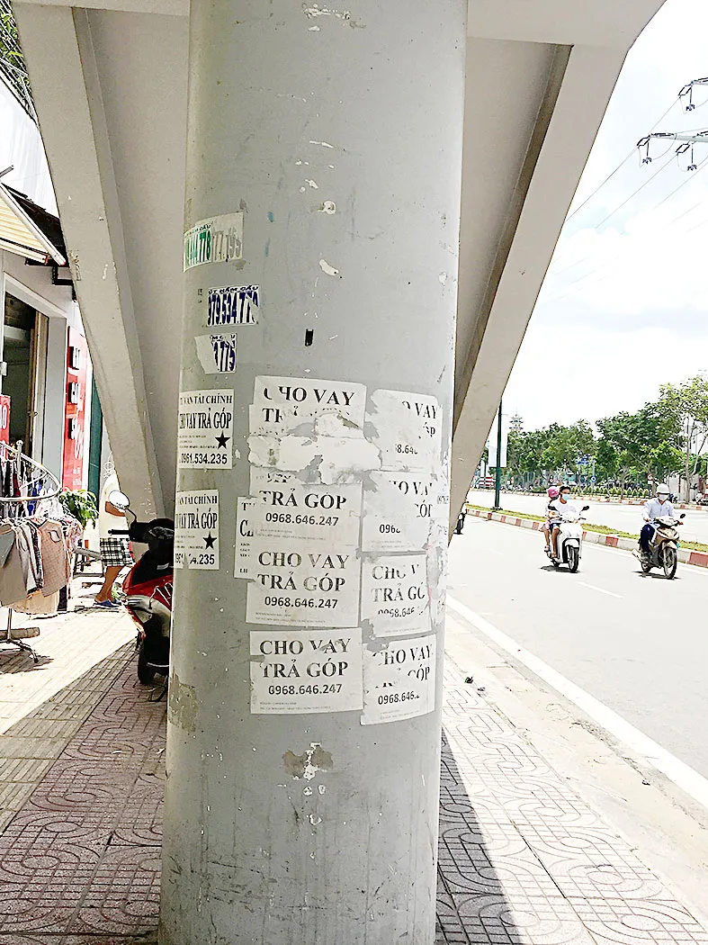 Quảng cáo trái phép bôi bẩn thành phố ảnh 1