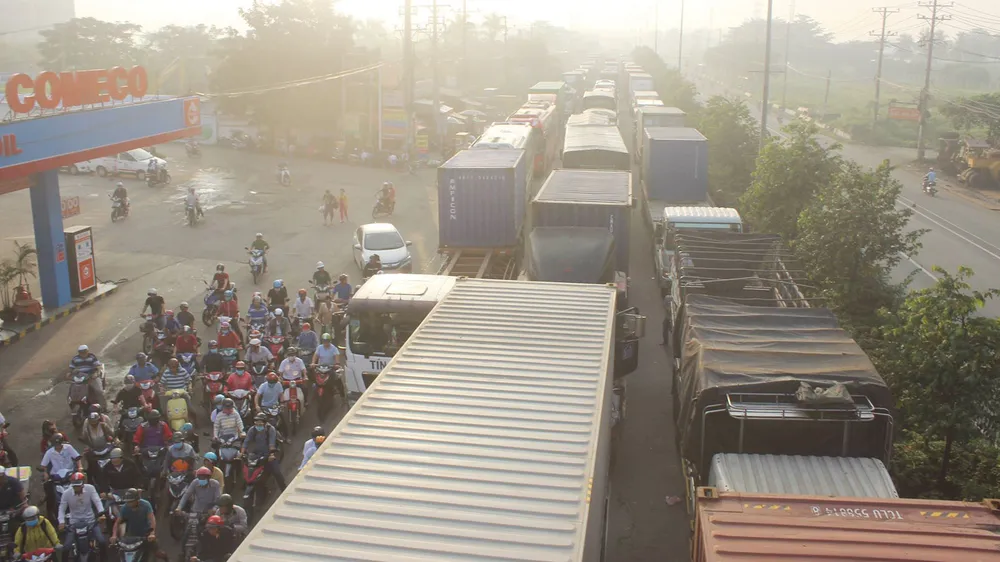 Va chạm liên hoàn với xe container, hai vợ chồng thoát chết  ảnh 4