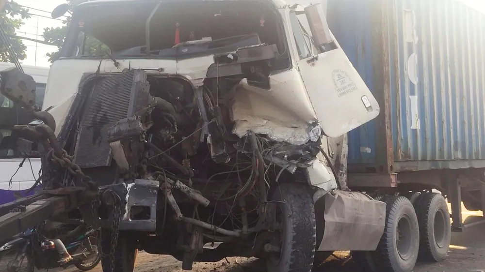 Va chạm liên hoàn với xe container, hai vợ chồng thoát chết  ảnh 2
