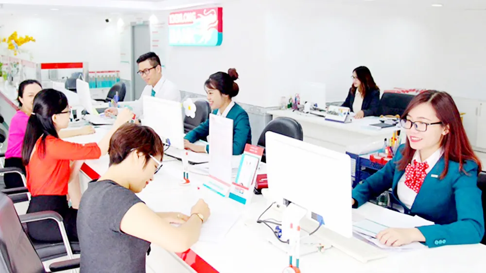 Các ngân hàng tăng lãi suất tiết kiệm để hút vốn cho vay cuối năm. Ảnh: HUY ANH