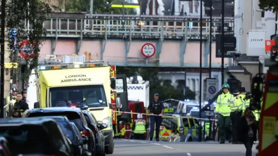 Cảnh sát, lính cứu hỏa và cứu thương có mặt tại hiện trường vụ nổ bom. Ảnh: Reuters