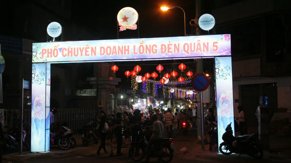 Phố lồng đèn quận 5 nhộn nhịp mùa Trung thu ảnh 1
