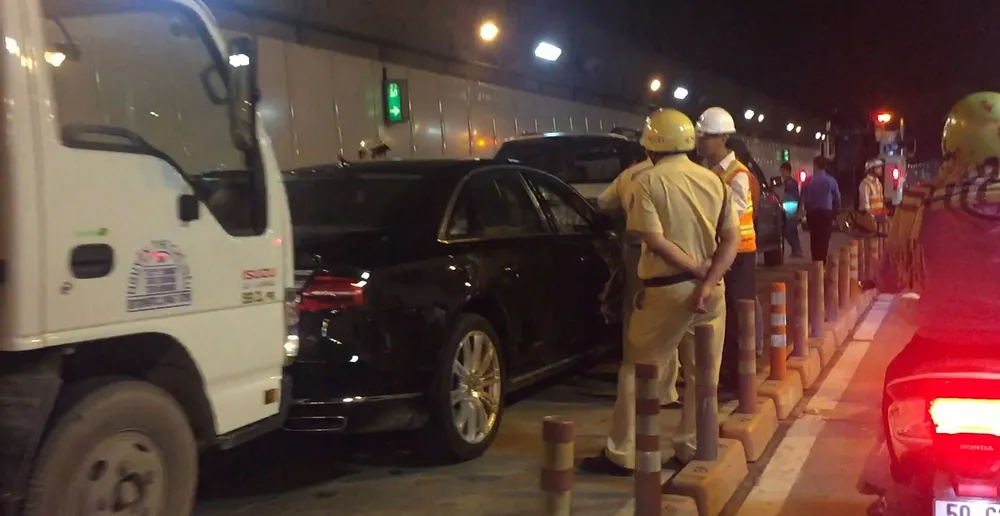  Va chạm liên hoàn ở hầm vượt sông Sài Gòn, ôtô 5 tỷ hư hỏng ảnh 3