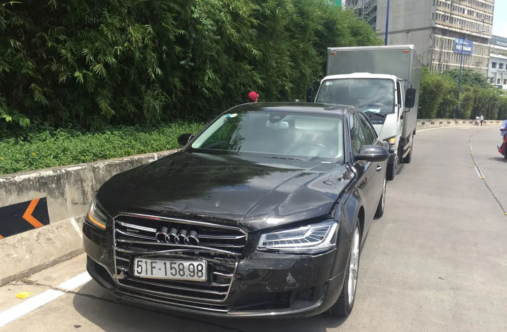  Va chạm liên hoàn ở hầm vượt sông Sài Gòn, ôtô 5 tỷ hư hỏng ảnh 1