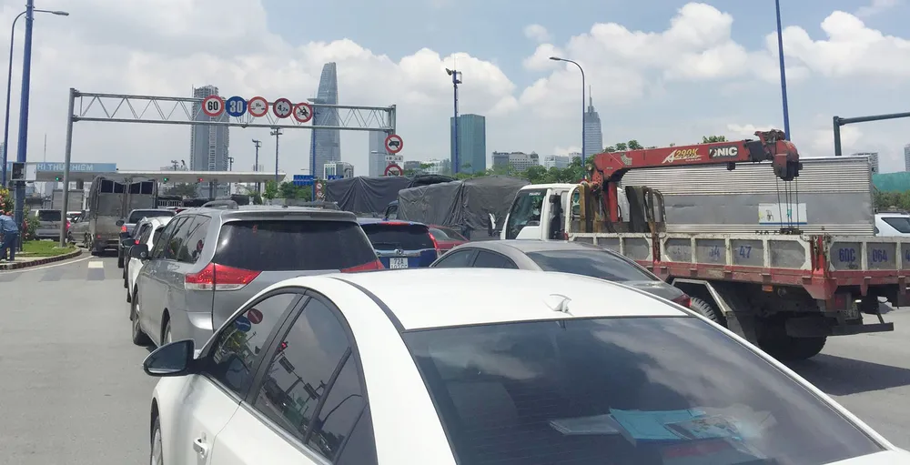  Va chạm liên hoàn ở hầm vượt sông Sài Gòn, ôtô 5 tỷ hư hỏng ảnh 4