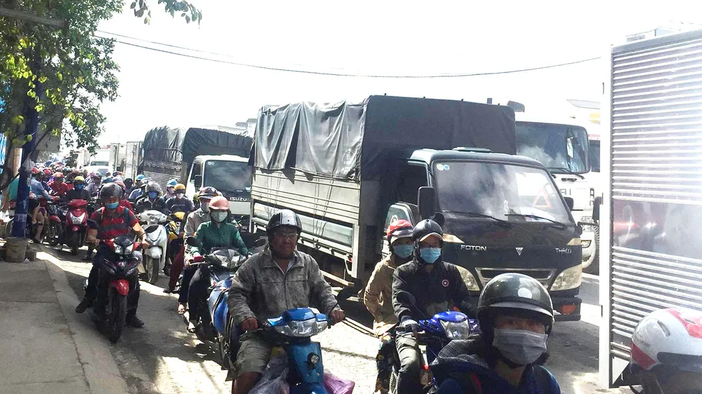 Sập cần cẩu vòng xoay Mỹ Thủy, một nam công nhân bị thương ảnh 4