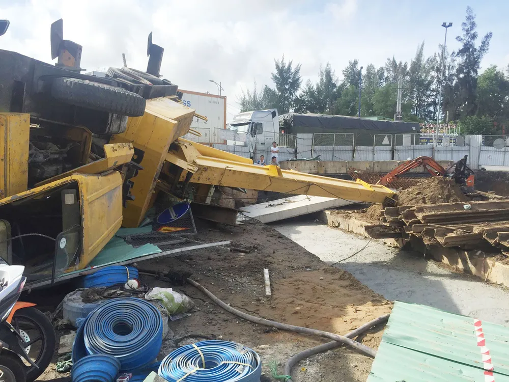 Sập cần cẩu vòng xoay Mỹ Thủy, một nam công nhân bị thương ảnh 2