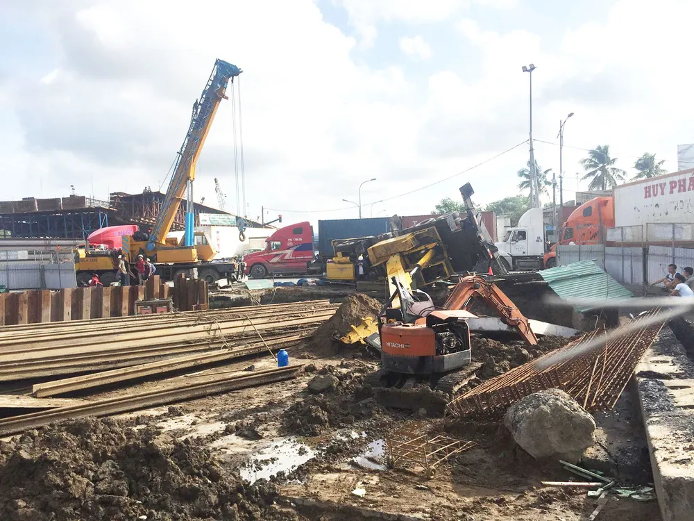 Sập cần cẩu vòng xoay Mỹ Thủy, một nam công nhân bị thương ảnh 3