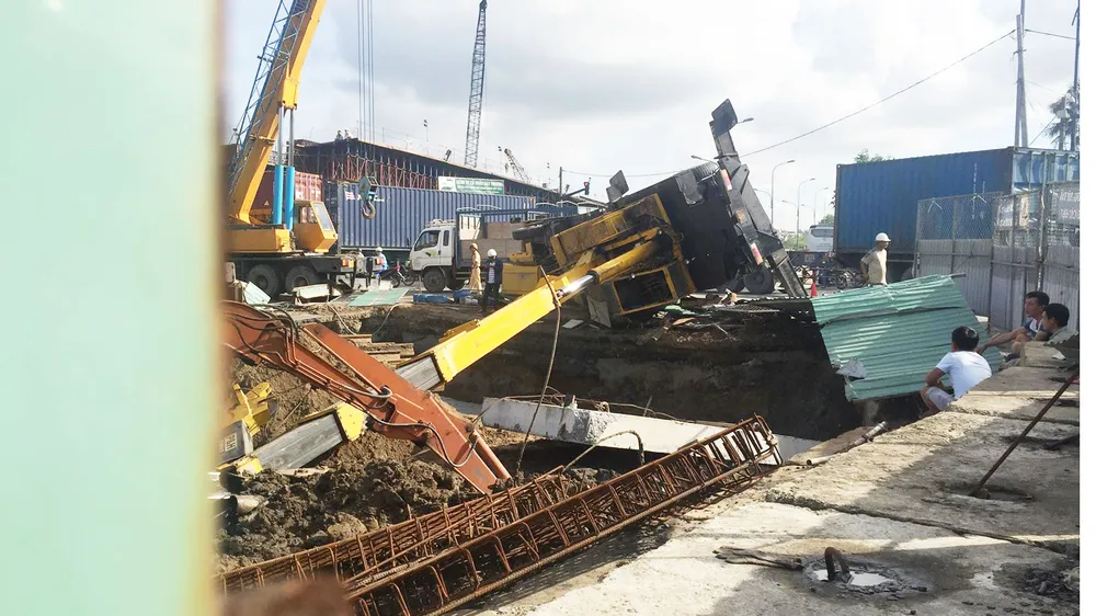 Sập cần cẩu vòng xoay Mỹ Thủy, một nam công nhân bị thương ảnh 1