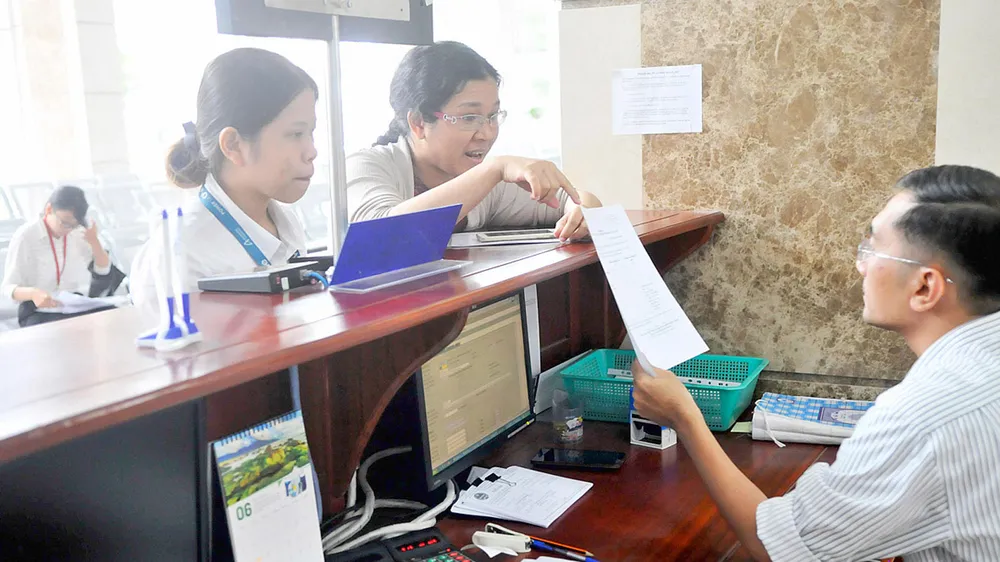   Doanh nghiệp nêu thắc mắc cần giải đáp với nhân viên Cục thuế TPHCM. Ảnh: THÀNH TRÍ