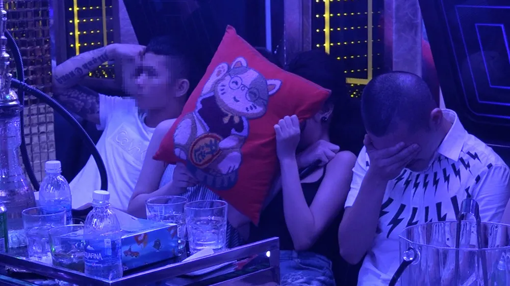 VIDEO: Bắt quả tang hơn 100 người đang phê ma túy tại nhà hàng ảnh 3