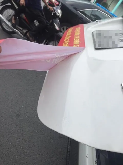 VIDEO: Vụ dán biểu ngữ - Chủ tịch Hiệp hội Taxi nói do tài xế tự phát, còn tài xế nói gì? ảnh 3