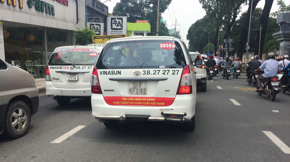 VIDEO: Vụ dán biểu ngữ - Chủ tịch Hiệp hội Taxi nói do tài xế tự phát, còn tài xế nói gì? ảnh 2