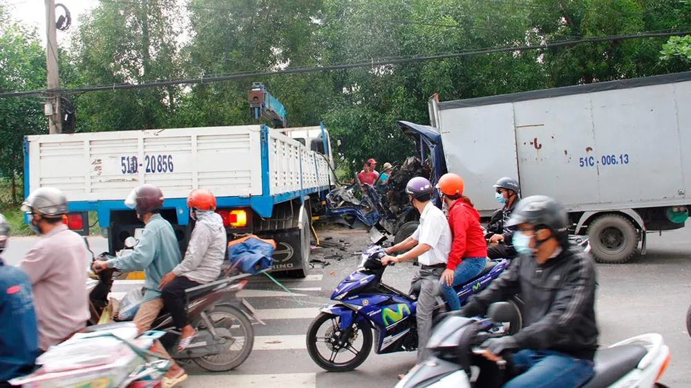 Va chạm 2 xe tải, tài xế xe tải tử vong ảnh 4