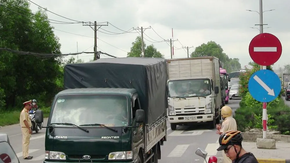 Va chạm 2 xe tải, tài xế xe tải tử vong ảnh 7