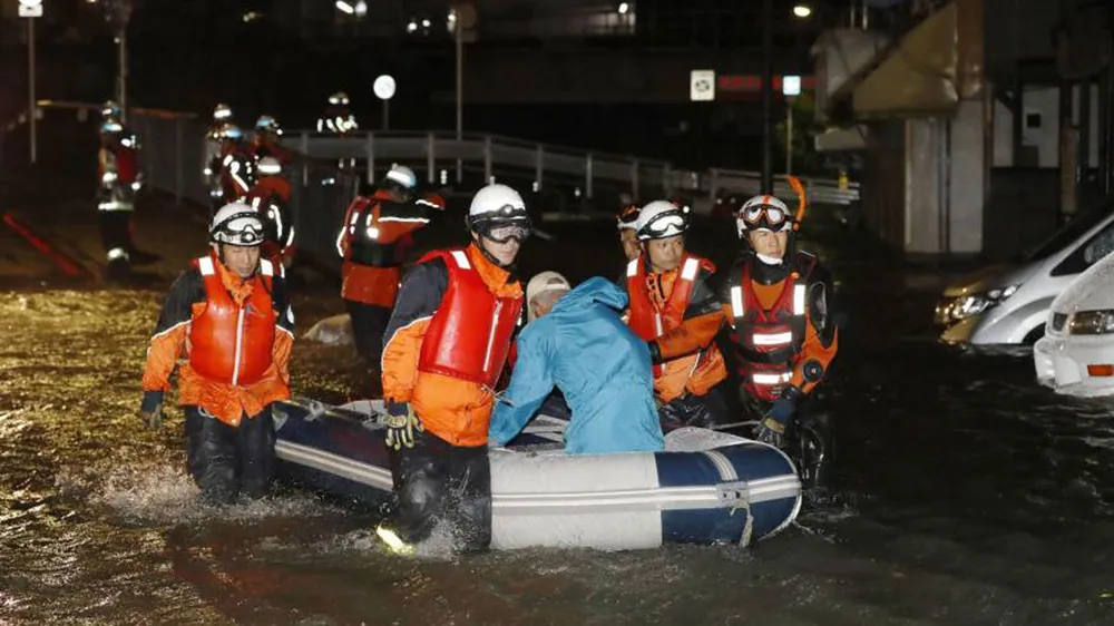 Bão Lan đổ bộ Nhật Bản, hàng nghìn người được yêu cầu sơ tán ảnh 1