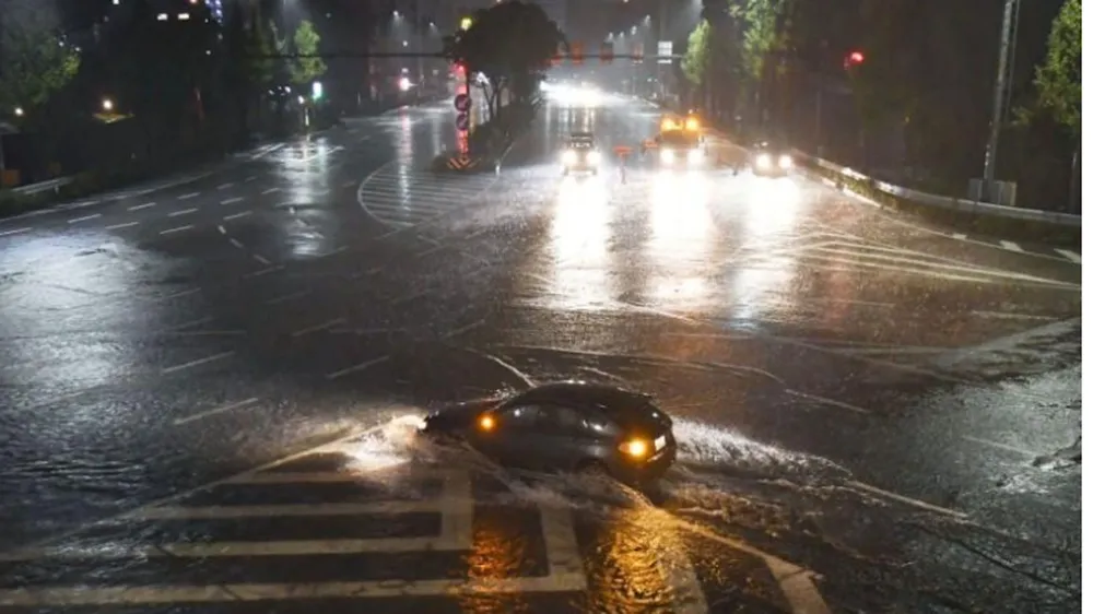 Bão Lan đổ bộ Nhật Bản, hàng nghìn người được yêu cầu sơ tán ảnh 5