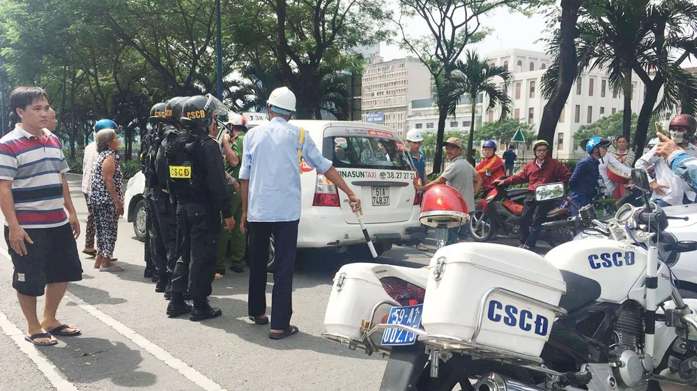 VIDEO: Cảnh sát cơ động dùng chân lên gối thanh niên ảnh 4