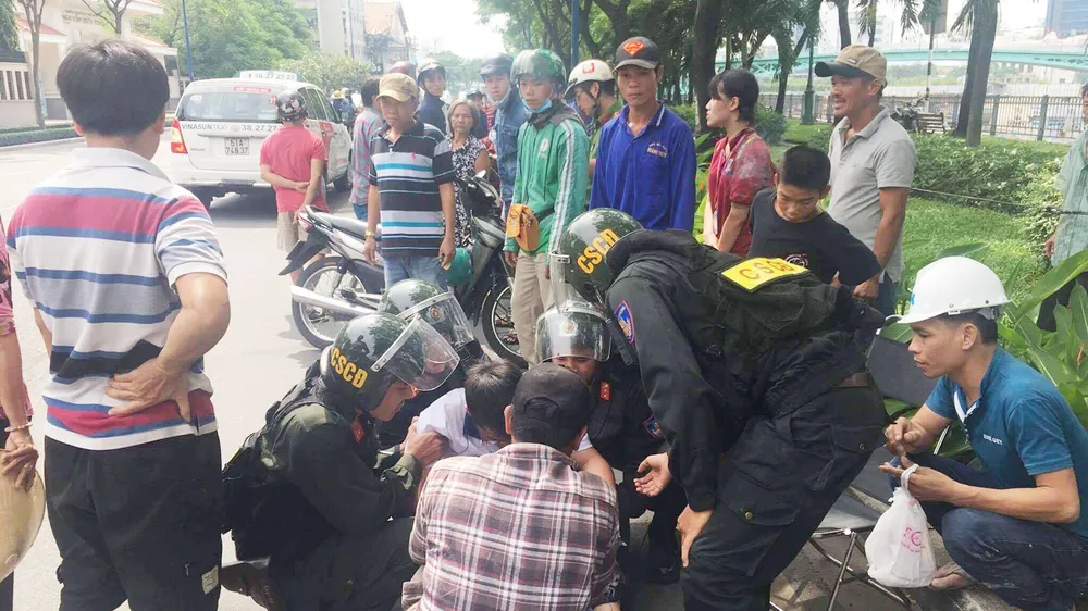 VIDEO: Cảnh sát cơ động dùng chân lên gối thanh niên ảnh 5