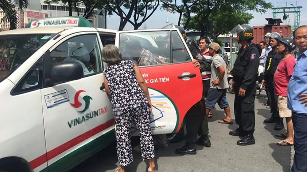 VIDEO: Cảnh sát cơ động dùng chân lên gối thanh niên ảnh 3