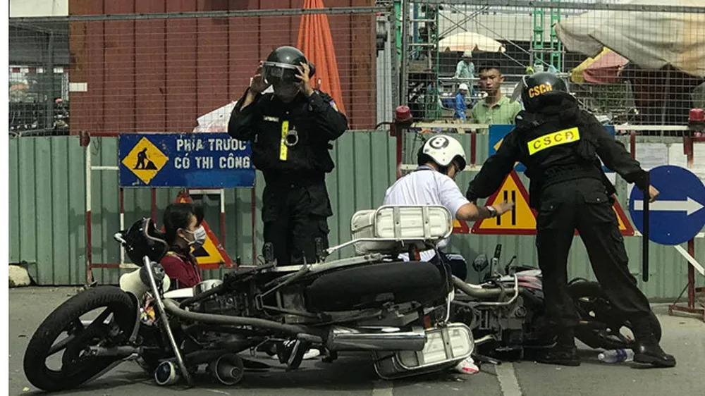 VIDEO: Cảnh sát cơ động dùng chân lên gối thanh niên ảnh 1