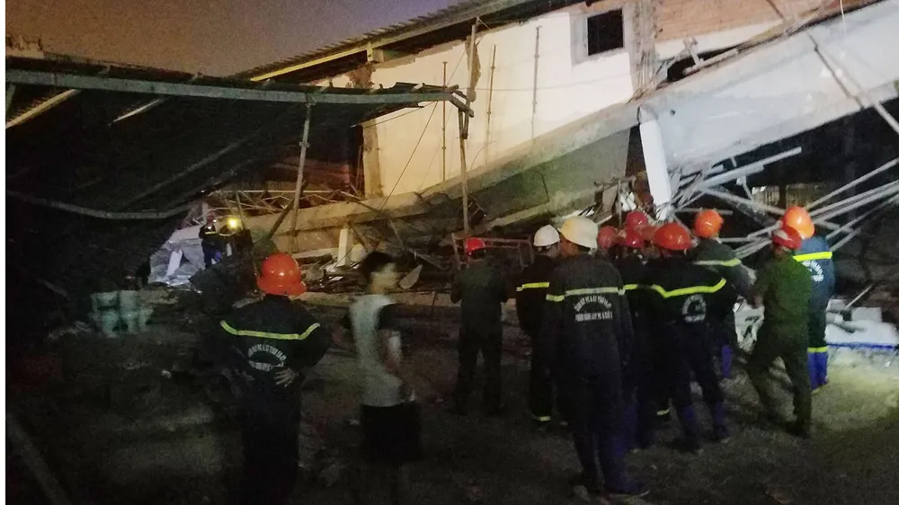 Sập công trình siêu thị đang xây dựng, 3 công nhân nhập viện ảnh 1