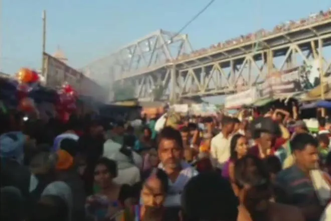 Ấn Độ: Giẫm đạp tại lễ gột rửa bằng nước sông, ít nhất 3 người chết ảnh 2