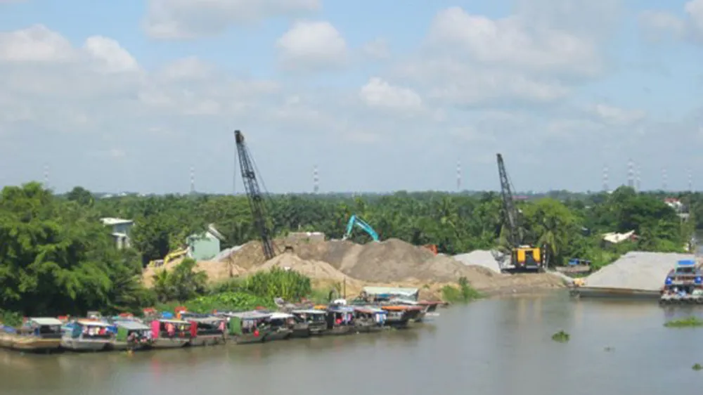Kiên quyết xử lý nạn khai thác cát trái phép vùng giáp ranh ảnh 1