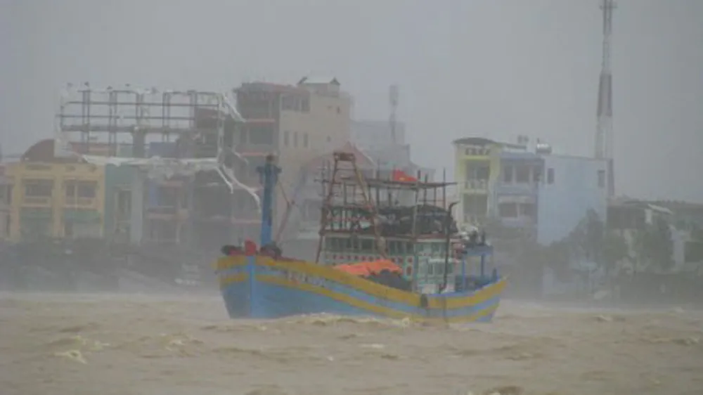 Bão số 12 giật cấp 15 đang ở trên đất liền ven biển các tỉnh Khánh Hòa - Phú Yên