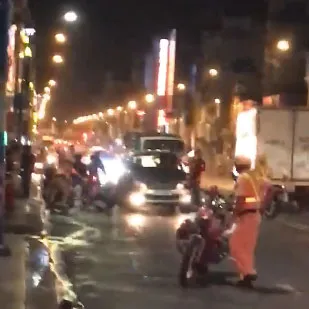 Tài xế ô tô say xỉn tông vào xe đặc chủng CSGT rồi bỏ chạy ảnh 2